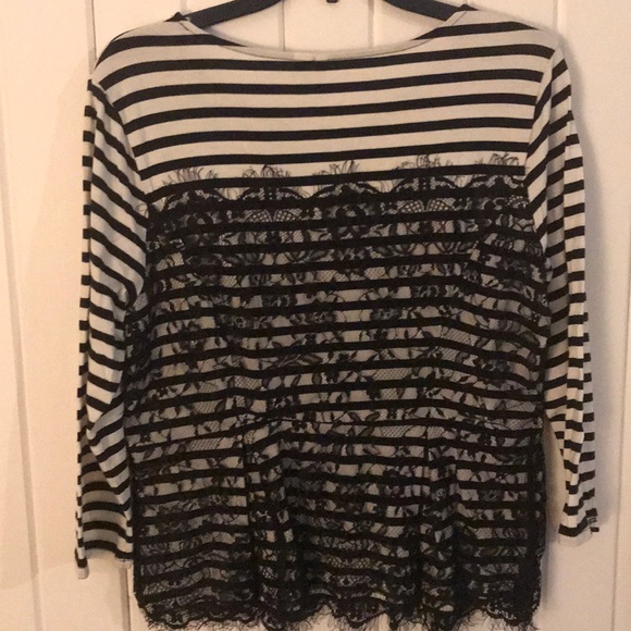 Black and white striped 3/4 top with black lace - Picture 4 of 4
